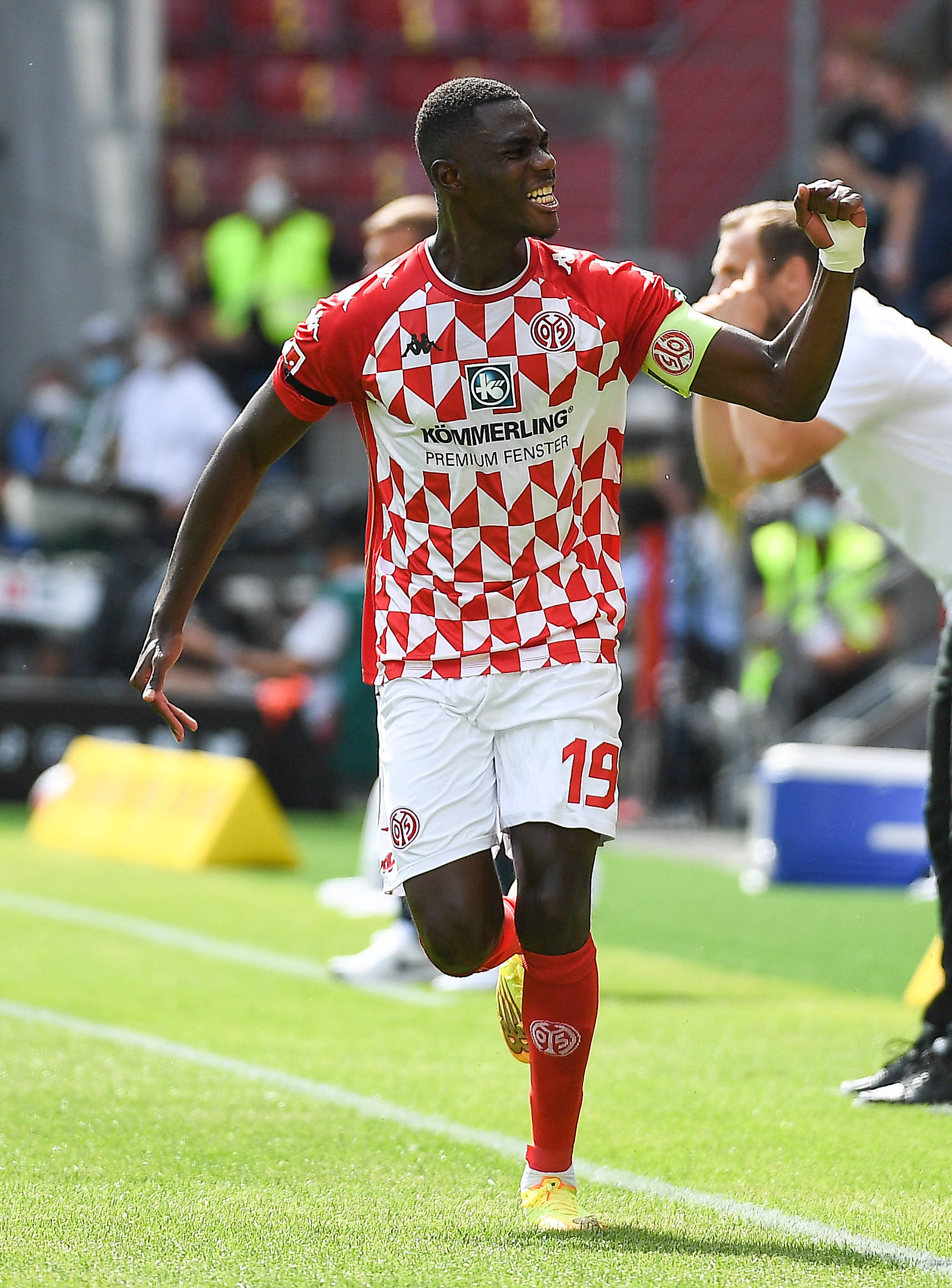 关于美因茨球员成功捐赠慈善机构，积极回馈社会的信息